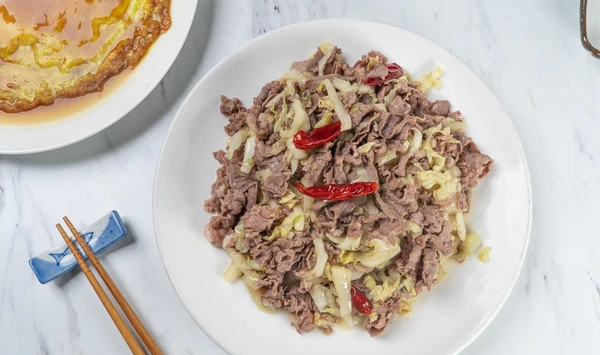Stir-Fried Sliced Beef with Cabbage and Dried Chilies